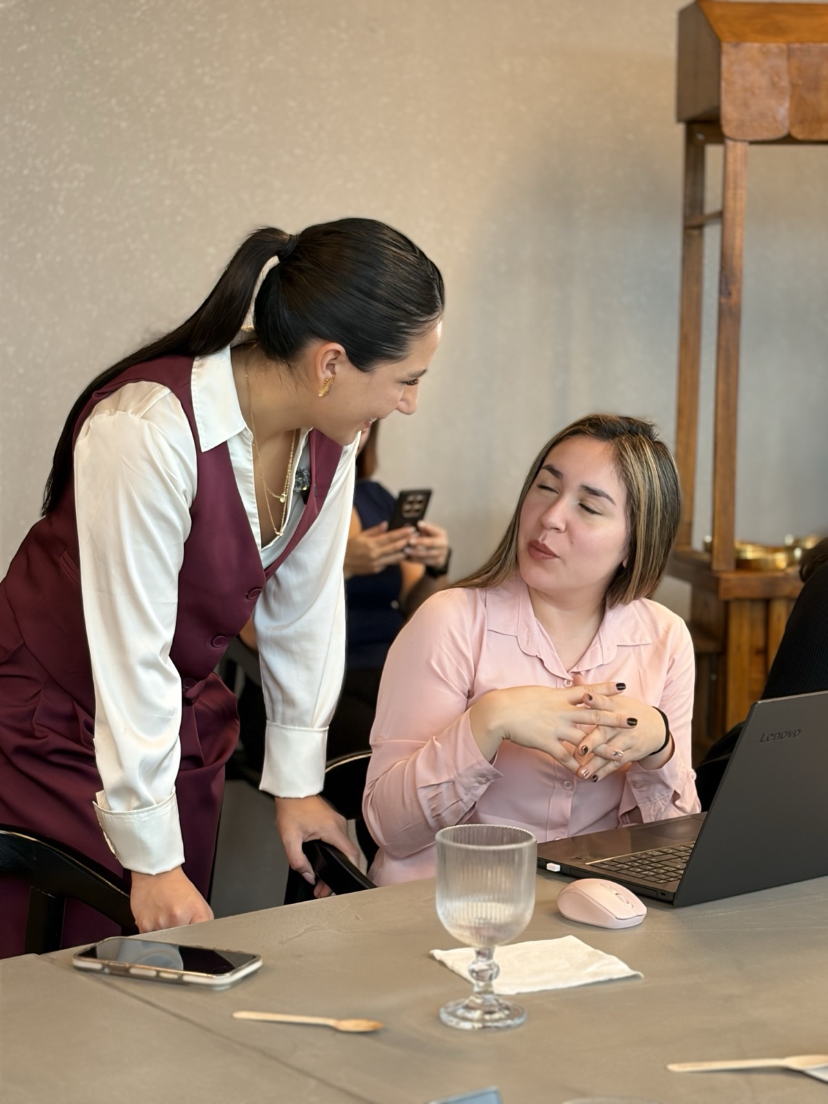 Alumnas trabajando en el mastermind de Clara Pérez